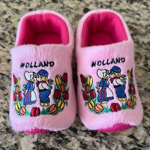 ✨ Pink Holland Embroidered Slippers Toddler girls size 4-5 from The Netherlands